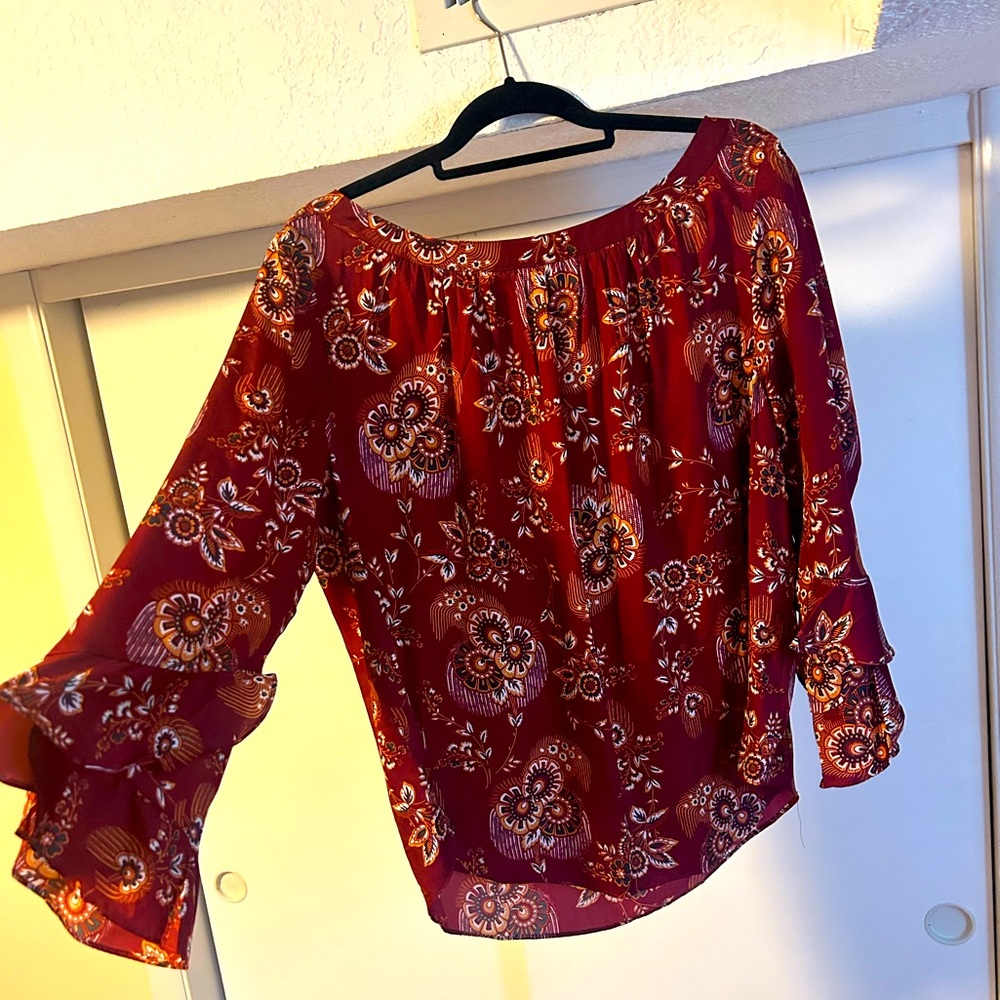 Silk top with a pretty pattern, perfect blouse for work.